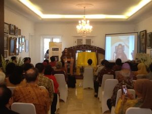 DR. dr. Widjajalaksmi Kusumaningsih, SpRM (K), M.Sc, Menyyampaikan Kata Sambutan Dalam Peluncuran Bukunya Widjojo Nitisastro Panditaning Para Raja.